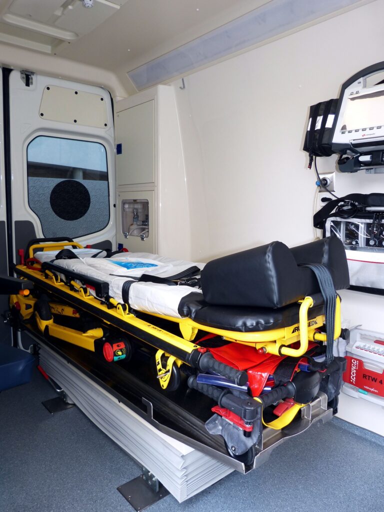 Innenansicht eines Rettungswagen mit einem Corpuls 3 Defibrillator